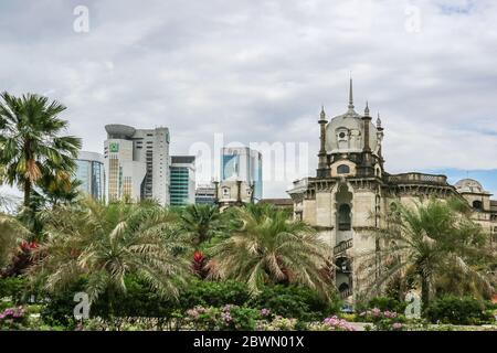 KUALA LUMPUR, MALAISIE - 28 NOVEMBRE 2019 : vue panoramique depuis la mosquée nationale Masjid Negara, Kuala Lumpur, Malaisie, le jour d'été Banque D'Images