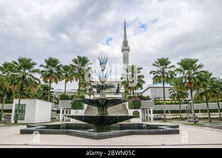 Vue panoramique sur la place en face de la mosquée Masjid Negara à Kuala Lumpur, Malaisie, Asie Banque D'Images