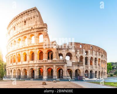 Colisée ou Colisée. Lever du soleil le matin à l'immense amphithéâtre romain, Rome, Italie Banque D'Images