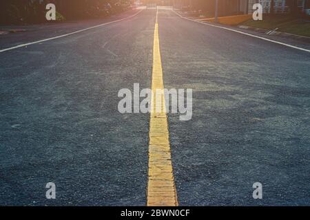 Route droite vide avec ligne centrale jaune pour guider la direction vers l'avant vers le futur concept de fond. Banque D'Images