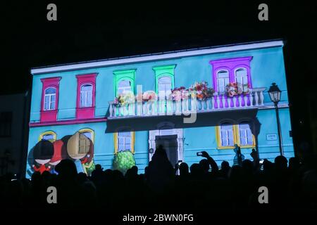 Zagreb, Croatie - 16 mars 2018 : ancien bâtiment de la ville haute illuminé par des images colorées pendant le Festival des lumières 2018 dans le centre de Zagre Banque D'Images