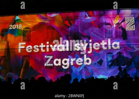 Zagreb, Croatie - 16 mars 2018 : ancien bâtiment de la ville haute illuminé par des images colorées disant Festival des lumières de Zagreb pendant le Festival de L Banque D'Images