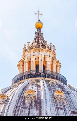 Vue détaillée du sommet du dôme de la basilique papale de Saint-Pierre au Vatican, Rome, Italie. Banque D'Images