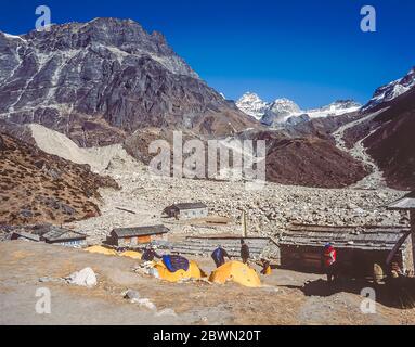 Népal. Partez à Mera Peak. Sentier de randonnée au-dessus de la petite colonie de Yak Herders de Tagnag Banque D'Images