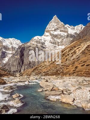 Népal. Partez à Mera Peak. Sentier de randonnée au-dessus de la colonie de Tagnag avec le fabuleux sommet sans nom sur la rivière Dig gorge. Les paysages de montagne ne sont pas mieux que cela ! Banque D'Images