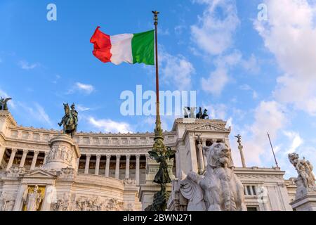 Drapeau italien volant à Altare della Patria - vue à angle bas du drapeau national italien volant à l'Altare della Patria. Rome, Italie. Banque D'Images