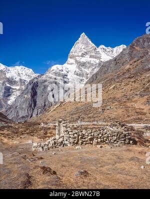 Népal. Sentier de randonnée au-dessus de la colonie de Tagnag avec le fabuleux sommet sans nom sur la rivière Dig gorge. Les paysages de montagne ne sont pas mieux que cela ! Banque D'Images