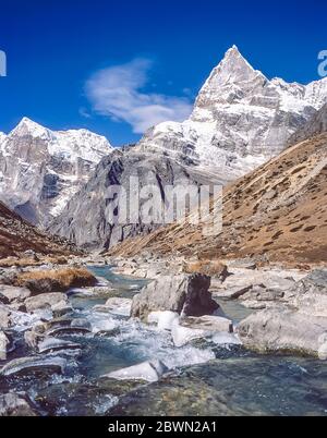 Népal. Sentier de randonnée au-dessus de la colonie de Tagnag avec le fabuleux sommet sans nom sur la rivière Dig gorge. Les paysages de montagne ne sont pas mieux que cela ! Banque D'Images