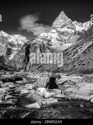 Népal. Sentier de randonnée au-dessus de la colonie de Tagnag avec le fabuleux sommet sans nom sur la rivière Dig gorge. Les paysages de montagne ne sont pas mieux que cela ! Banque D'Images