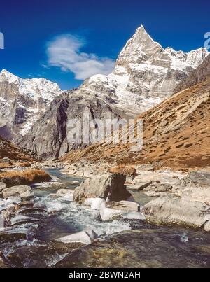 Népal. Sentier de randonnée au-dessus de la colonie de Tagnag avec le fabuleux sommet sans nom sur la rivière Dig gorge. Les paysages de montagne ne sont pas mieux que cela ! Banque D'Images