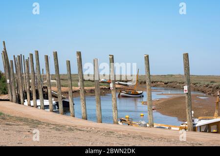 Paysage de Norfolk, vue depuis le quai Blakeney des bateaux amarrés sur un ruisseau sinueux à travers les marais salants de réserve naturelle à proximité, nord de Norfolk, Royaume-Uni Banque D'Images