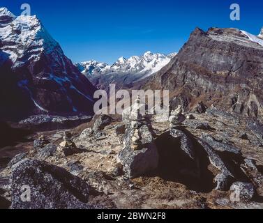 Népal. Partez à Mera Peak. Sentier de randonnée au-dessus de la colonie de Khare vers la vallée de Hinku et la colonie de Tagnag au-delà Banque D'Images