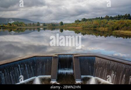 Réflexion de Cherry Mountain à l'aéroport Marsh, près de l'aéroport régional de Mt Washington, à Whitefield, New Hampshire USA une journée nuageux. Banque D'Images