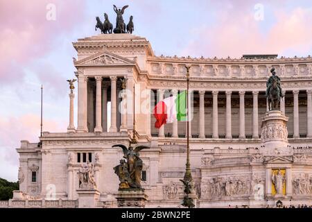 Drapeau italien volant à Altare della Patria - VUE au coucher du soleil sur le drapeau national italien volant devant l'Altare della Patria. Rome, Italie. Banque D'Images