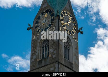 ZURICH, SUISSE - 6 OCTOBRE 2018 : Tour et horloge de l'église Fraumünster. C'est l'une des quatre églises principales de Zurich, fondée en 853. Banque D'Images