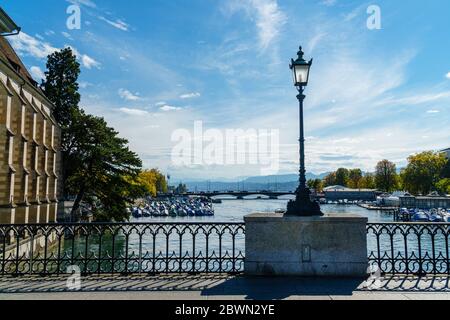 ZURICH, SUISSE - 6 OCTOBRE 2018 : vue depuis le célèbre Münsterbrücke, en traversant le Limmat jusqu'au Quaibrücke et aux alpes. Banque D'Images