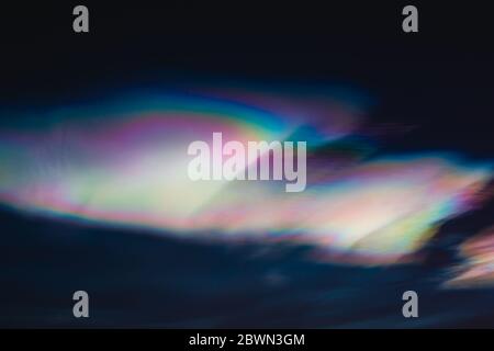 Nuages stratosphériques polaires magnifiques et étonnants au-dessus de la Norvège, temps de lever du soleil, hiver. Banque D'Images