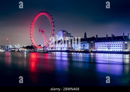 Vue nocturne sur le London Eye - une célèbre attraction touristique sur la Tamise dans la capitale de Londres Banque D'Images