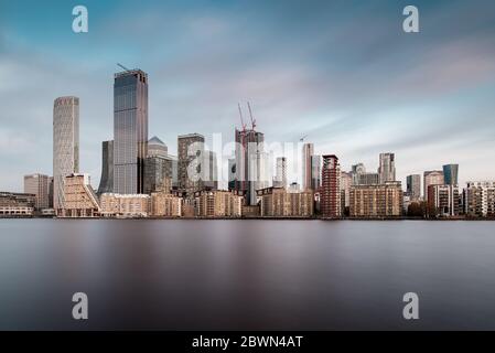 Horizon du quartier Canary Wharf, le quartier financier de Londres, avec de nouveaux gratte-ciels en hausse Banque D'Images