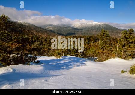 Vue panoramique sur la chaîne présidentielle du nord depuis le point de Bald de Low dans les montagnes blanches du New Hampshire pendant les mois d'hiver. Banque D'Images