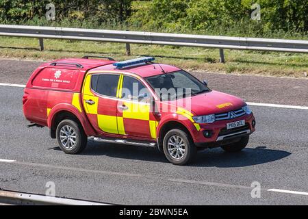 Véhicules de l'équipage du service d'incendie et de sauvetage Cumbria ; véhicule de soutien aux incidents équipé pour transporter plusieurs modules différents, équipement de récupération, équipement de coupe ultra-lourd, installations de protection de l'équipage et autres équipements spécialisés. Avec une équipe de cinq pompiers maximum voyageant sur l'autoroute M61 à Manchester, au Royaume-Uni Banque D'Images