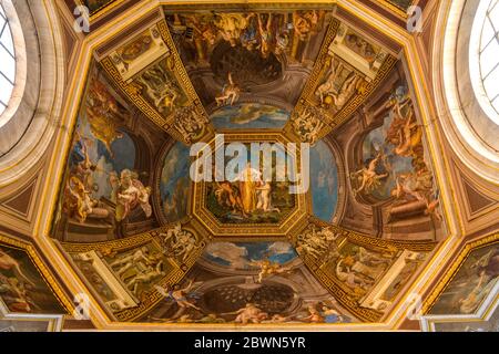 Plafond peint - détail des fresques, par Tommaso Conca, sur le plafond voûté de la salle des Muses dans le Musée Pio Clementino des Musées du Vatican. Banque D'Images