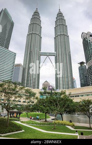 KUALA LUMPUR, MALAISIE - 29 NOVEMBRE 2019 : vue sur les tours Petronas, également connues sous le nom de Menara Petronas, depuis le parc central de Kuala Lumpur, en Malaisie. Banque D'Images