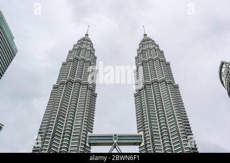 KUALA LUMPUR, MALAISIE - 29 NOVEMBRE 2019 : vue sur les tours Petronas, également connues sous le nom de Menara Petronas, depuis le parc central de Kuala Lumpur, en Malaisie. Banque D'Images