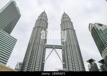 KUALA LUMPUR, MALAISIE - 29 NOVEMBRE 2019 : vue sur les tours Petronas, également connues sous le nom de Menara Petronas, depuis le parc central de Kuala Lumpur, en Malaisie. Banque D'Images