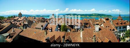 Vue en hauteur de Morat (Murten) depuis les remparts de la ville, canton de Fribourg, Suisse. Banque D'Images