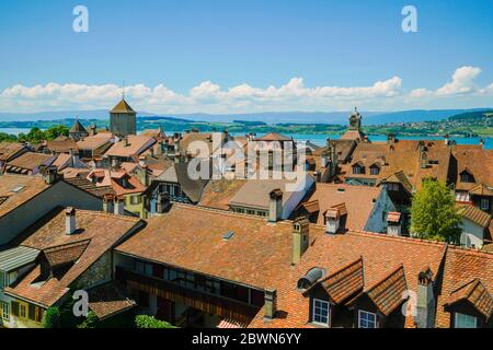 Vue en hauteur de Morat (Murten) depuis les remparts de la ville, canton de Fribourg, Suisse. Banque D'Images