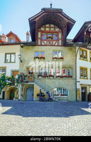 Hous avec plafond peint par Schlossgasse à Murten (Morat). Canton de Fribourg, Suisse. Banque D'Images