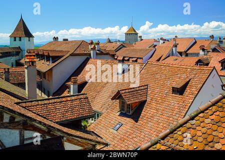 Vue en hauteur de Morat (Murten) depuis les remparts de la ville, canton de Fribourg, Suisse. Banque D'Images