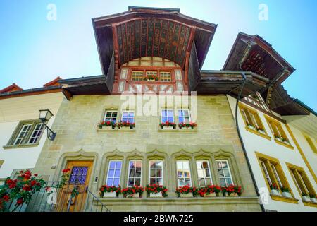 Hous avec plafond peint par Schlossgasse à Murten (Morat). Canton de Fribourg, Suisse. Banque D'Images