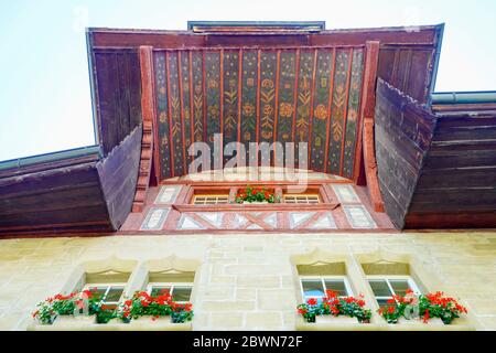 Hous avec plafond peint par Schlossgasse à Murten (Morat). Canton de Fribourg, Suisse. Banque D'Images