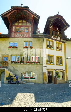 Hous avec plafond peint par Schlossgasse à Murten (Morat). Canton de Fribourg, Suisse. Banque D'Images