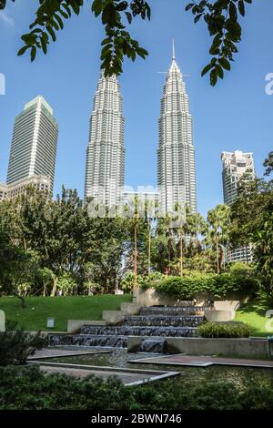 KUALA LUMPUR, MALAISIE - 29 NOVEMBRE 2019 : vue sur les tours Petronas, également connues sous le nom de Menara Petronas, depuis le parc central de Kuala Lumpur, en Malaisie. Banque D'Images