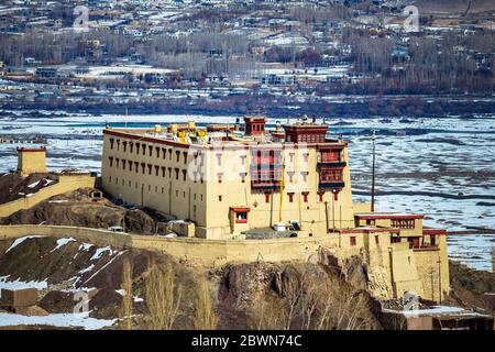 Stok Palace dans les montagnes enneigées du Ladakh, Jammu et Cachemire, Inde. L'architecture du palais Stok est un mélange parfait de tradition et de contemporain. Banque D'Images