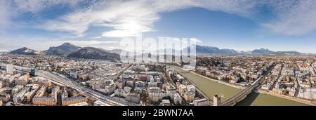 Vue panoramique sur la vieille ville enneigée de Salzbourg avec rivière et montagne d'Unesberg en hiver le matin Banque D'Images