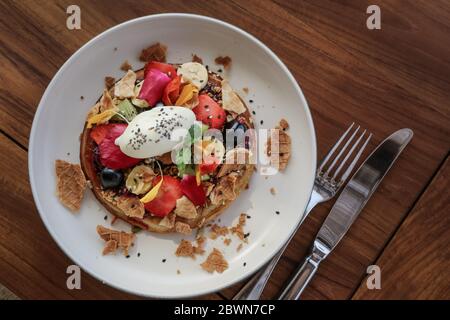 Crêpes avec banane, kiwi, fraises et crème glacée sur une assiette, vue du dessus Banque D'Images