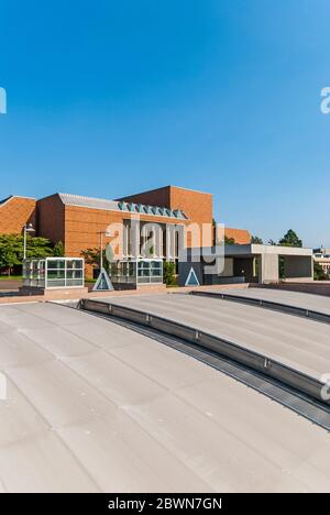 Vue sur Meany Hall of the Performing Arts dans le quartier universitaire de l'État de Washington. Banque D'Images