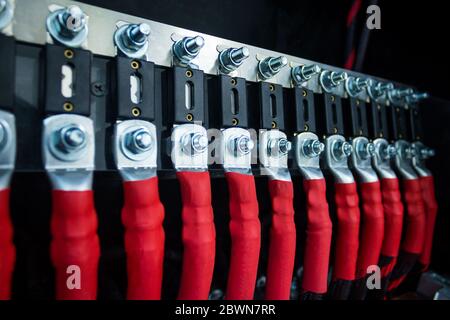 Gros plan de la connexion électrique avec de nombreux câbles et fusibles Banque D'Images