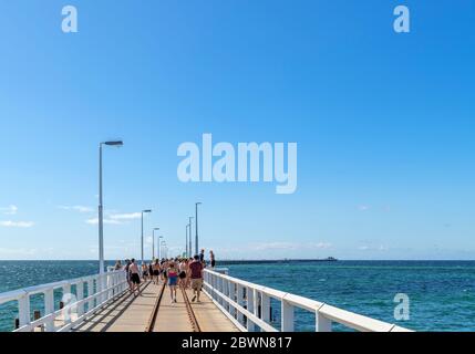 Touristes marchant le long de Busselton Jetty, Busselton, Australie occidentale, Australie Banque D'Images