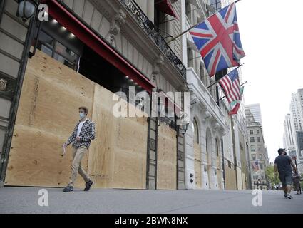 Un magasin de détail Cartier sur Fifth Avenue est monté après une longue nuit de troubles à Manhattan, alors que les manifestations, le pillage et les émeutes dans tout le pays se poursuivent suite à la mort de George Floyd aux mains de la police de Minneapolis à New York le mardi 2 juin 2020. L'ancien policier de Minneapolis Derek Chauvin a été arrêté vendredi jours après que la vidéo a circulé de lui tenant son genou au cou de George Floyd pendant plus de huit minutes avant la mort de Floyd. Les quatre agents impliqués dans l'incident ont également été congédiés du service de police de Minneapolis. Photo de John Angelillo/UPI Banque D'Images