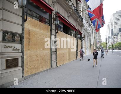 Un magasin de détail Cartier sur Fifth Avenue est monté après une longue nuit de troubles à Manhattan, alors que les manifestations, le pillage et les émeutes dans tout le pays se poursuivent suite à la mort de George Floyd aux mains de la police de Minneapolis à New York le mardi 2 juin 2020. L'ancien policier de Minneapolis Derek Chauvin a été arrêté vendredi jours après que la vidéo a circulé de lui tenant son genou au cou de George Floyd pendant plus de huit minutes avant la mort de Floyd. Les quatre agents impliqués dans l'incident ont également été congédiés du service de police de Minneapolis. Photo de John Angelillo/UPI Banque D'Images