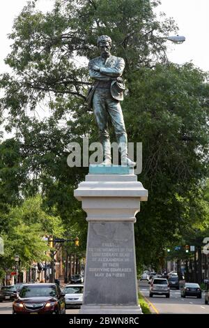 Un monument confédéré se trouvait à l'intersection des rues Washington et Prince à Alexandrie de 1889 à 2020. La statue est intitulée « Appomattox ». Banque D'Images