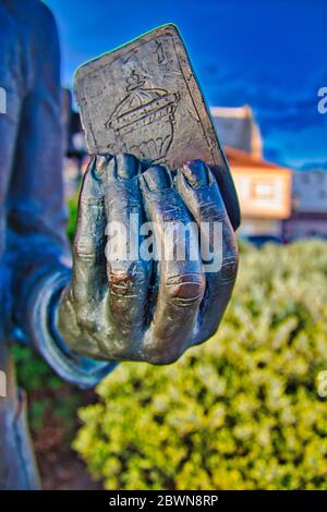 Gros plan sur la statue d'une main en bronze à Vilanova de Arousa. Il contient la carte « AS de picas » du pont espagnol. Banque D'Images