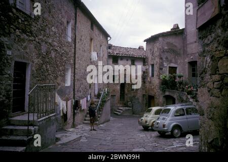Maisons et voitures dans la ville de Castiglione d'Orcia, Toscane, Italie en photo en 1966 Banque D'Images