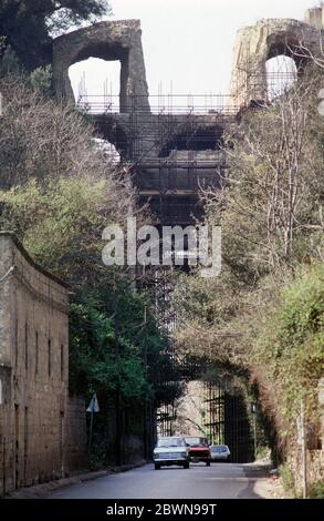 Arco Felice et la via Domitiana, une entrée monumentale de 20 m de haut à la ville de Cumae construit dans une coupe à travers Monte Grillo dans l'ancienne colonie grecque de Cumae dans la ville métropolitaine de Naples, Campanie, Italie en photo Banque D'Images