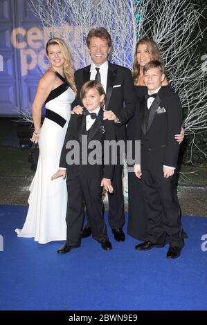 Jon bon Jovi et sa famille assistent au Gala des blancs d'hiver du Centerpoint au Palais de Kensington à Londres. 26 novembre 2013 © Paul Treadway Banque D'Images